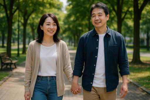 移住先の公園で散歩する夫婦 移住先の公園で散歩する夫婦の写真