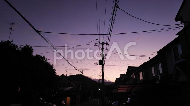 夕暮れの空 シルエットで映す,エネルギー,光の写真素材