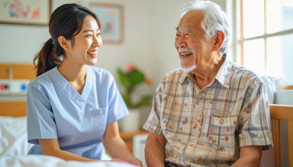 笑顔で話をする女性介護士と高齢男性の写真