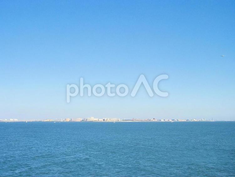 東京湾から千葉県浦安市方向を望む 海,テーマパーク,海面の写真素材