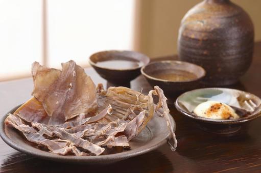炭火で炙ったイカと酒 炭火で炙ったイカと酒 焼きイカ,イカ,炙るの写真素材