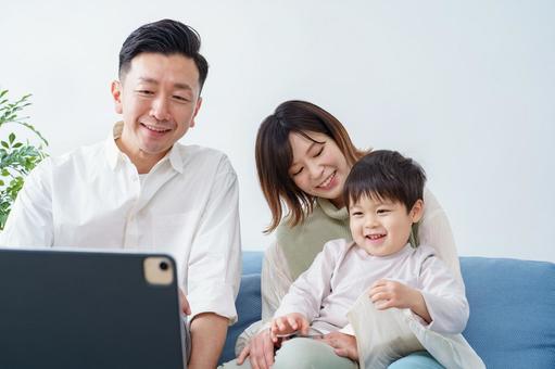 Family looking at the screen of a tablet PC, famille, communication en ligne, apprentissage en ligne, JPG