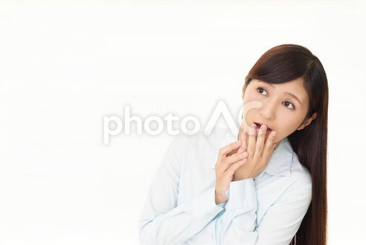 不安そうな表情の女性 女性,女,ストレスの写真素材