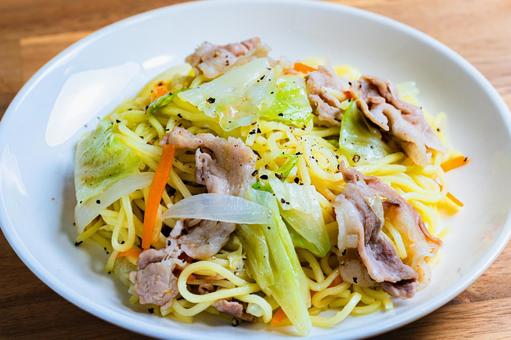 塩焼きそば 塩焼きそば,白皿,キャベツの写真素材