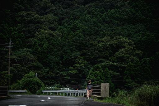 <素材>雨上がり田舎の川沿いを歩く女性 <素材>雨上がり田舎の川沿いを歩く女性 女性,悩む,雨上がりの写真素材