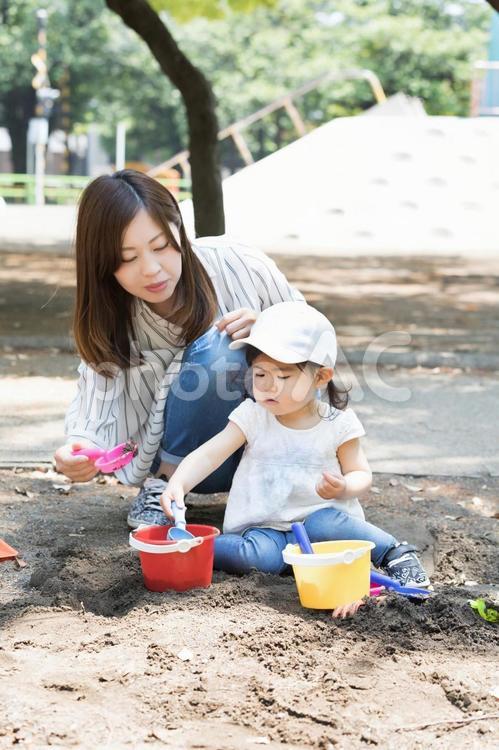 母親　育児　 公園,砂場,女性の写真素材