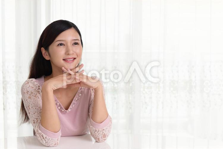 空想する女性 女性,考える,想像の写真素材