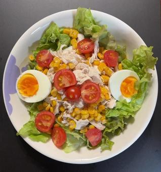 ささ身と半熟卵とトマトとコーンのサラダ等 ささ身と半熟卵とトマトとコーンのサラダ等 夕食,ささ身,半熟卵の写真素材