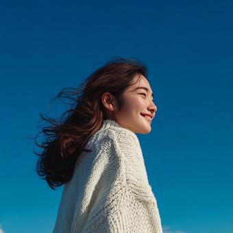 太陽の光を浴びて輝く、幸せそうな女性 太陽の光を浴びて輝く、幸せそうな女性の写真