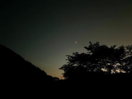 夜空に浮かぶ月 夜空に浮かぶ月の写真