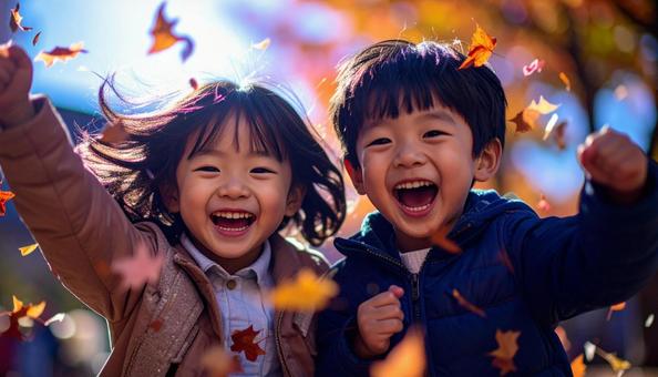 紅葉のなかで遊ぶ子供たち 紅葉のなかで遊ぶ子供たちの写真