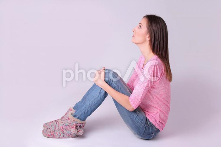 外国人女性118 女性,膝を抱える,見あげるの写真素材