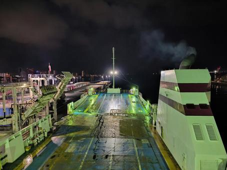 三宮新港を出港するジャンボフェリー ジャンボフェリー,甲板,船の写真素材