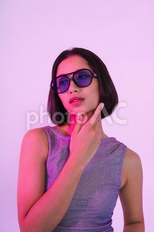 顎を触りポーズするサングラスの女性 女性,見る,サングラスの写真素材