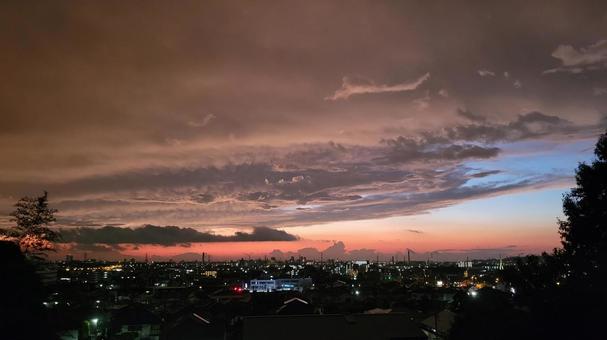 空模様 朝焼け,建物シルエット,空の写真素材