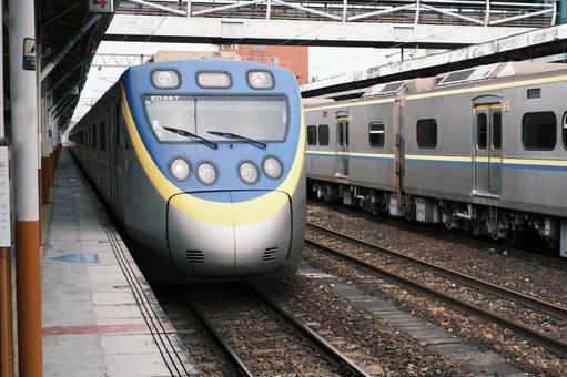 嘉義駅を出発する台湾鉄道EMU800型 嘉義駅を出発する台湾鉄道EMU800型 emu800型,台湾鉄道,台鉄の写真素材