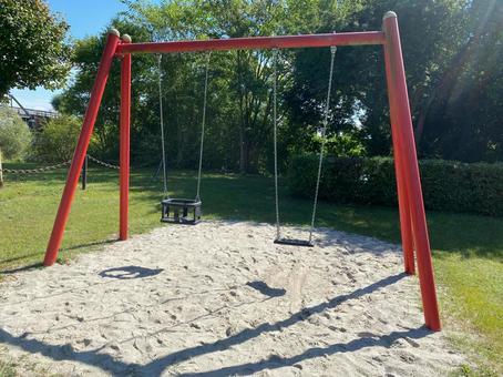 シンプルな公園のブランコ シンプルな公園のブランコ 公園,ブランコ,遊具の写真素材
