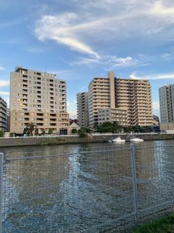 キレイな空とマンション群の水辺風景 キレイな空とマンション群の水辺風景 空,青空,雲の写真素材