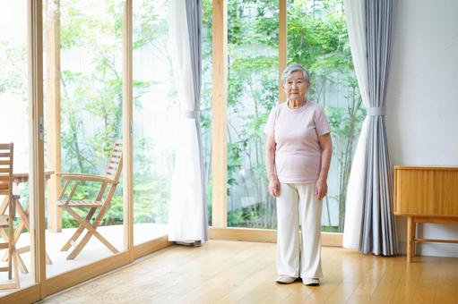 真顔で窓際に立つ女性 女性,真顔,立つの写真素材