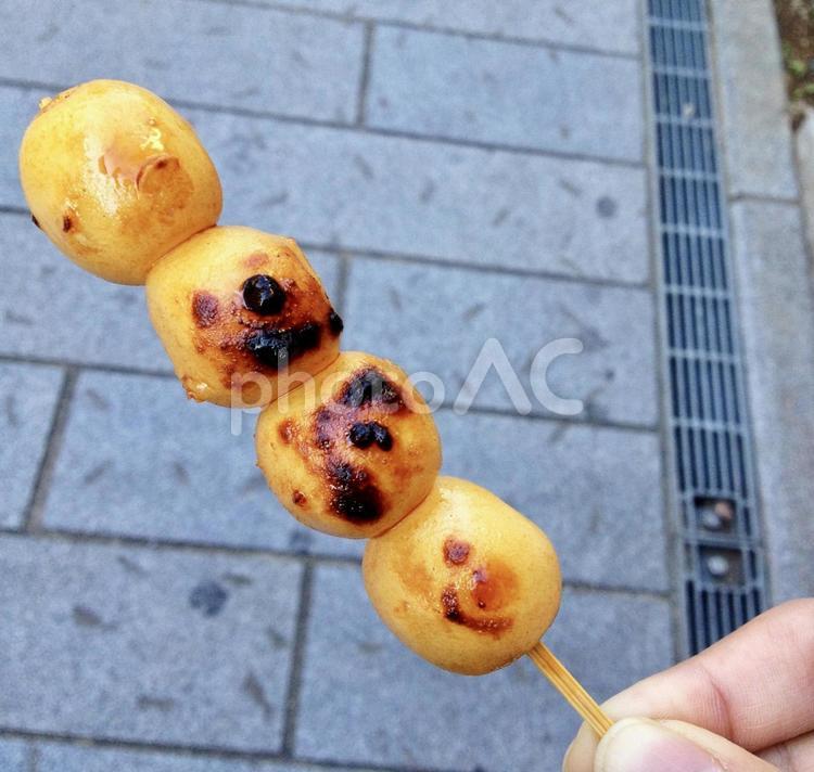 良い焼き加減の焼き団子 だんご,焼き団子,醤油団子の写真素材