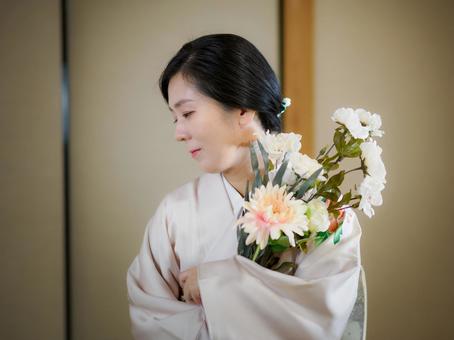 33:花と着物の女性 33:花と着物の女性 着物,花,花束の写真素材