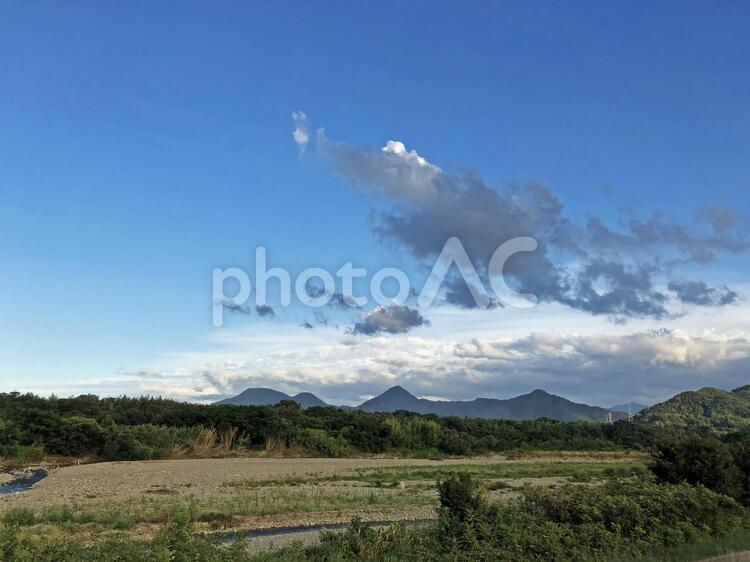 空と雲　川原　田舎景色 空,青空,雲の写真素材