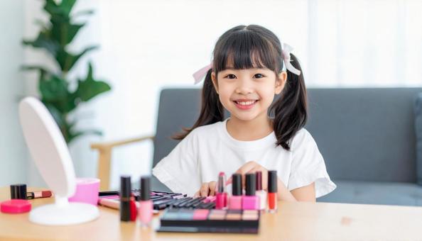 ネイルをする女の子 キッズネイルイメージ ネイルをする女の子 キッズネイルイメージの写真