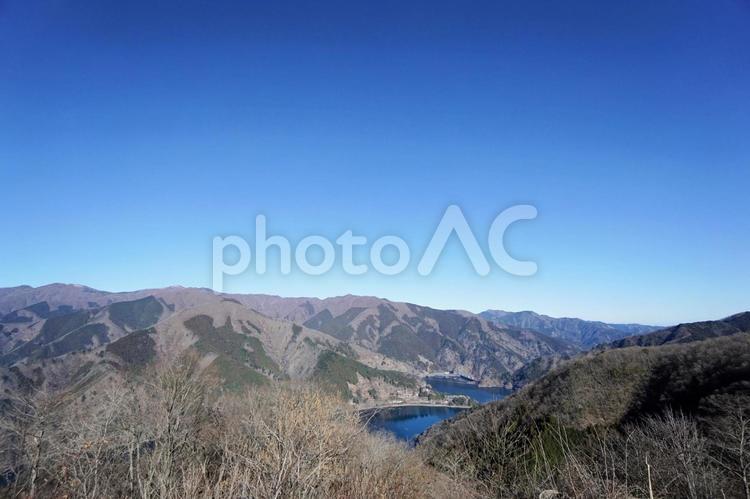 奥多摩湖と周囲の森林 奥多摩,奥多摩湖,湖の写真素材