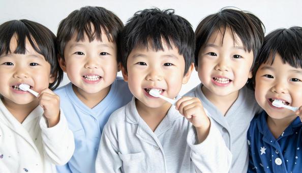 お泊り保育で一緒に歯磨きをする園児たちの写真