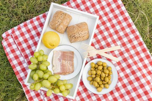 トレイの中のフルーツやベーコン ピクニック,ぶどう,フルーツの写真素材