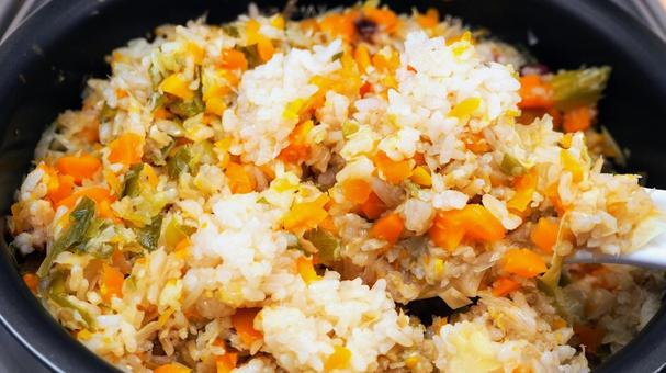 自家製・野菜たっぷりの炊き込みごはん 炊き込みごはん,野菜たっぷり,雑穀米の写真素材