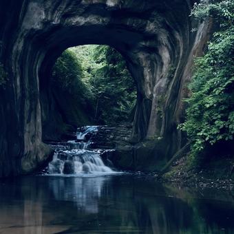 神秘的な洞窟と滝が織りなす自然風景 神秘的な洞窟と滝が織りなす自然風景 滝,洞窟,緑の写真素材