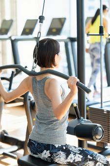 ジムでトレーニングするミドルの女性 ジム,トレーニング,筋トレの写真素材