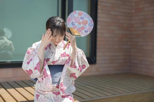 耐える浴衣女性 耐える浴衣女性 頭痛,めまい,ふらつきの写真素材