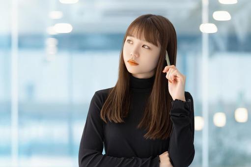 考えごとをする女性・ビジネスウーマン 考えごとをする女性・ビジネスウーマン 女性,考える,悩むの写真素材