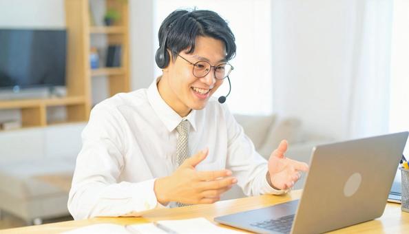 笑顔でリモートワークをするビジネス男性 笑顔でリモートワークをするビジネス男性の写真