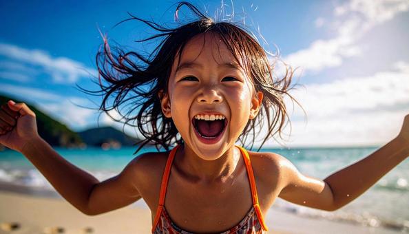 夏休み、海水浴で笑顔で遊ぶ子供 夏休み、海水浴で笑顔で遊ぶ子供の写真
