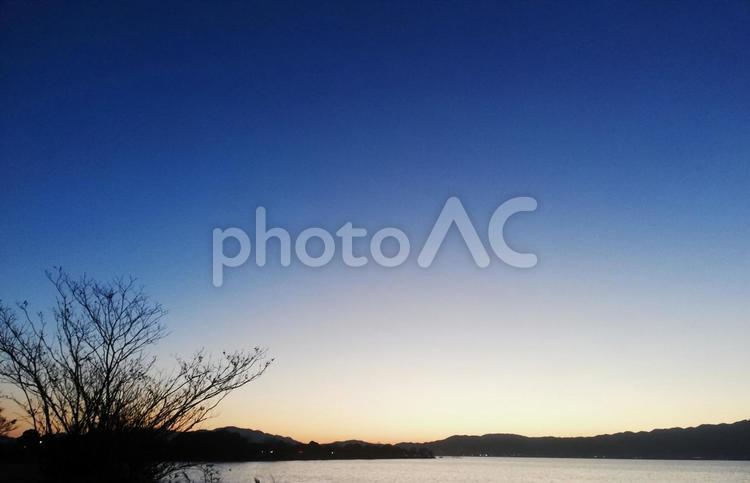 マジックアワーのグラデーションの空、湖 マジックアワー,木,湖の写真素材