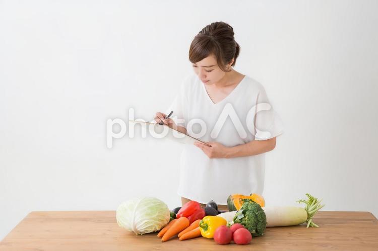 野菜と女性 栄養士,管理栄養士,書くの写真素材