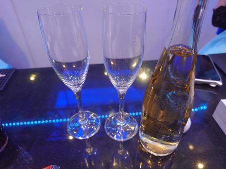 Photo, champagne, pon, shan mary, 