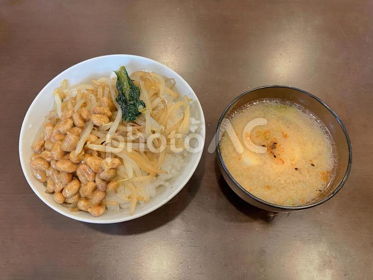 今日の昼食　もやし炒め納豆・豚汁・ご飯 昼食,もやし炒め,納豆の写真素材