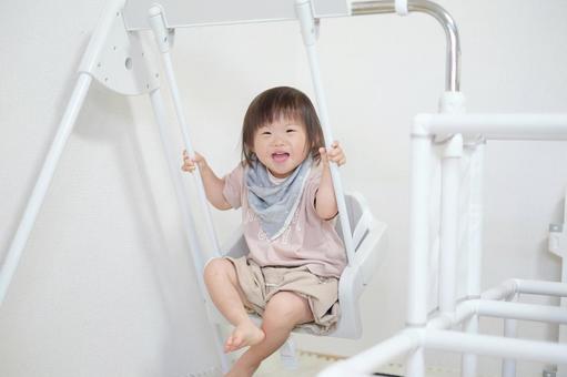 室内遊具で遊ぶ子ども 室内遊具で遊ぶ子どもの写真