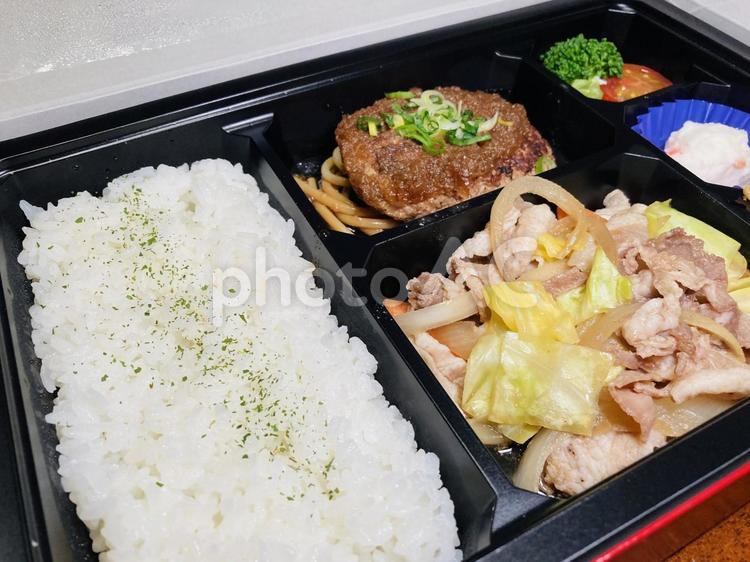 ハンバーグと豚生姜焼き弁当 弁当,豚肉生姜焼き,ハンバーグの写真素材
