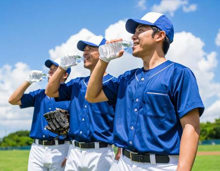 熱中症対策の給水タイム・夏の草野球練習 熱中症対策の給水タイム・夏の草野球練習の写真