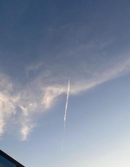 夕暮れ空に伸びる飛行機雲 夕暮れ空に伸びる飛行機雲の写真