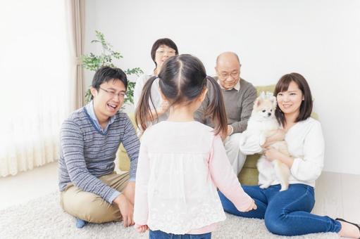 お遊戯をする子供と仲良しの家族 お遊戯をする子供と仲良しの家族 男,父,お披露目の写真素材