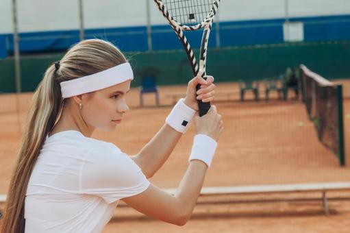 コートでラケットを握る女性の横顔 女性,外国人,テニスの写真素材