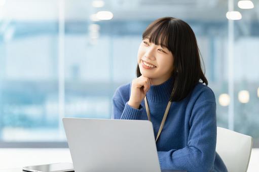 パソコンを使う女性・ビジネスウーマン 女性,パソコン,仕事の写真素材