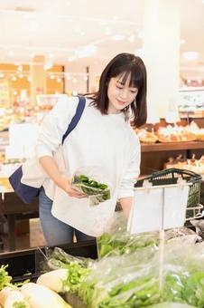 スーパーで買物をする若い女性 スーパーで買物をする若い女性 スーパー,女性,日本人の写真素材
