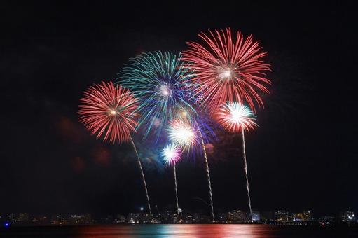 カラフルな打ち上げ花火/松江水郷祭 カラフルな打ち上げ花火/松江水郷祭 打ち上げ花火,花火,夏の写真素材